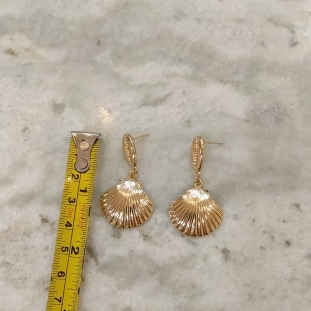 14K Gold Plated Clam Sea Shell Drop Earrings - Picture 4 of 6